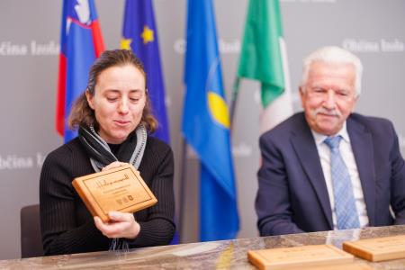 Predaja dobrodelne lesene jelke. Foto: Jaka Ivančič. 